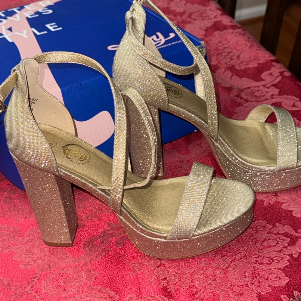 Gorgeous brand new sparkly Trary high heels 🤍(comes with box)